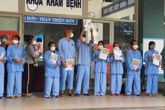 Thứ trưởng Nguyễn Trường Sơn chúc mừng 10 bệnh nhân tại Đà Nẵng khỏi bệnh.