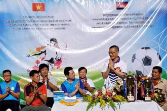 Đại sứ Vũ Quang Minh phát biểu khai mạc Giải bóng đá hữu nghị.