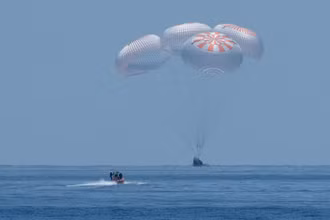 Một chiếc tàu nhanh của SpaceX chạy về phía phi thuyền Crew Dragon chở theo hai phi hành gia NASA trước khi nó hạ cánh xuống vịnh Mexico. Ảnh: NASA TV