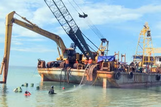 Thi công tuyến cáp ngầm đưa điện ra xã đảo Nhơn Châu (Bình Định).