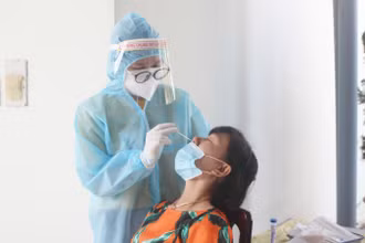 Ngành y tế khẩn trương lấy mẫu xét nghiệm để truy vết, ngăn chặn dịch lây lan.