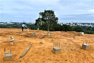 Một công trình xây dựng trái phép trong khu vực quy hoạch đất rừng cảnh quan nằm tại tổ dân phố 7 và buôn Kô Siêr, phường Tân Lập vẫn còn các trụ bê-tông. 