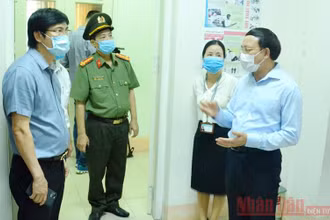 Lãnh đạo tỉnh Quảng Ninh kiểm tra kỳ thi THPT.