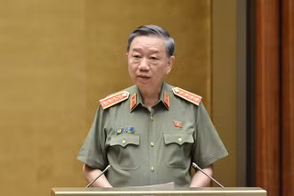 Bộ trưởng Công an Tô Lâm thừa ủy quyền của Thủ tướng Chính phủ trình bày Tờ trình Luật Cư trú (sửa đổi). Ảnh: QUANG HOÀNG.