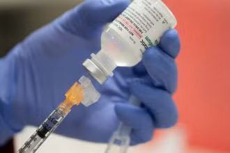Một số người tiêm phòng Covid-19 nhưng vẫn dương tính với virus. Ảnh: Reuters.