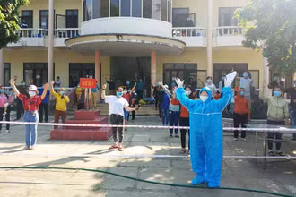 Niềm vui của người dân sau khi được công nhận hoàn thành cách ly tập trung phòng, chống dịch Covid-19.