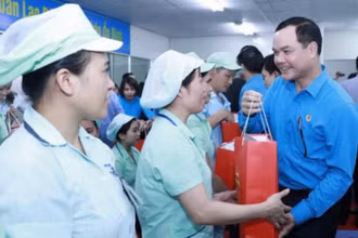 Chủ tịch Tổng LĐLĐ Việt Nam Nguyễn Đình Khang tặng quà Tết CNLĐ dịp Tết Tân Sửu 2021.