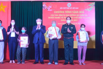 Ủy viên Bộ Chính trị, Chánh án Tòa án nhân dân tối cao Nguyễn Hòa Bình và các Ủy viên T.Ư Đảng: Trần Quang Phương, Phó Chủ nhiệm Tổng cục Chính trị QĐND Việt Nam; Bùi Thị Quỳnh Vân, Bí thư Tỉnh ủy, Chủ tịch HĐND tỉnh Quảng Ngãi trao quà tết cho người nghèo.