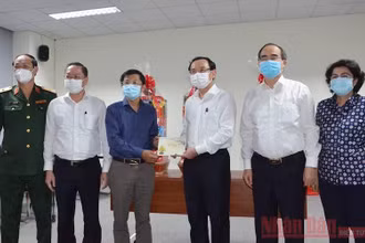 Bí thư Thành ủy TP Hồ Chí Minh Nguyễn Văn Nên tặng quà cho HCDC. (Ảnh: Nguyễn Nam)