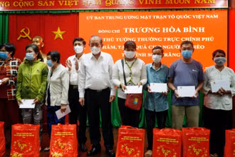 Phó Thủ tướng Thường trực Trương Hòa Bình và Bí thư Tỉnh ủy Sóc Trăng Lâm Văn Mẫn trao quà cho các hộ nghèo.