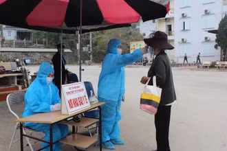 Ngành y tế tỉnh Hoà Bình nỗ lực thực hiện các biện pháp giúp người dân phòng, chống dịch.