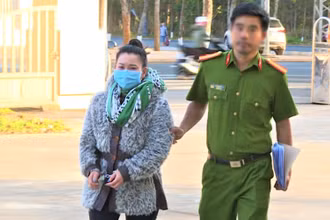 Đối tượng Nguyễn Thị Thủy bị Công an thành phố Buôn Ma Thuột bắt giữ, đưa về trụ sở để làm việc.