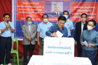 Tổng Bí thư, Thủ tướng Lào Thongloun Sisoulith bỏ phiếu tại khu vực bỏ phiếu phường Thaphalanxay, huyện Sisattanack, Thủ đô Vientiane. 