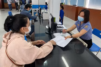 Nhân viên Sài Gòn giải quyết đổi trả vé cho hành khách.