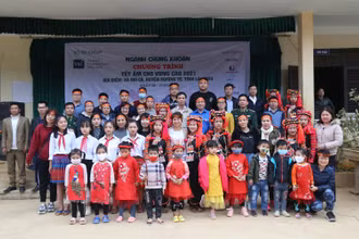 Đoàn thăm và tặng quà cho học sinh xã Mù Cả.
