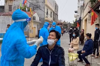 Lấy mẫu xét nghiệm nhanh các cụm dân cư có người nhiễm Covid-19 ở TP Hải Dương.