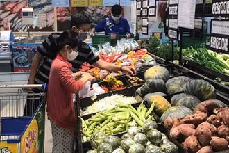 Người dân mua rau, củ, quả, rau xanh tại siêu thị Co.opmart Quang Trung (quận Gò Vấp) sáng 15-2.