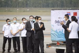 Thủ tướng Prayut Chan-o-cha và các quan chức Chính phủ Thái Lan tại buổi lễ tiếp nhận lô vaccine ngừa Covid-19 đầu tiên từ hãng Sinovac ngày 24-2. (Ảnh: The Nation)