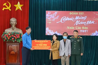 Chủ tịch Công đoàn Giáo dục Việt Nam Vũ Minh Đức trao 110 triệu đồng tặng thân nhân gia đình của 22 cán bộ chiến sĩ Đoàn 337, hy sinh trong đợt lũ tháng 10-2020.