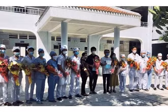 Giám đốc Bệnh viện Đa khoa Bạc Liêu Mã Quốc Thiện tặng hoa các thầy thuốc và bệnh nhân khỏi bệnh Covid-19 được xuất viện.