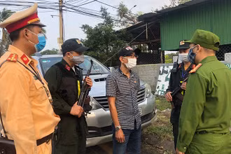 Lực lượng chức năng TP Đà Nẵng phát hiện tài xế Nguyễn Quách Nguyện điều khiển xe chở người nước ngoài nhập cảnh trái phép ngày 29-1.