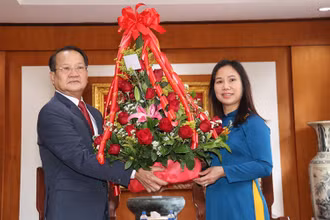 Đại biện Trịnh Thị Tâm (phải) cảm ơn các đồng chí lãnh đạo ban, bộ, ngành của Lào đến chúc mừng 91 năm Ngày thành lập Đảng.