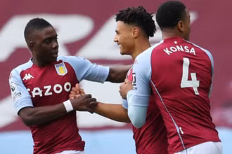 Các cầu thủ Aston Villa mừng bàn thắng vào lưới Arsenal.