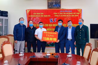Đại diện Công ty Cổ phần đầu tư TNG Holdings Việt Nam trao trặng số tiền tài trợ cho Hội nạn nhân chất độc da cam/Dioxin tỉnh Thanh Hóa.