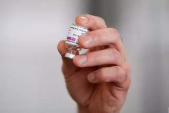 Một lọ vaccine Covid-19 của Oxford-AstraZeneca được chụp tại Anh ngày 4-2. Ảnh: Reuters.