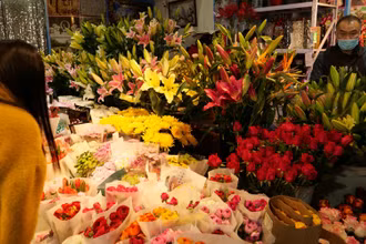 Cửa hàng của một nông dân trồng hoa. Ông quyết định không về quê ăn Tết mà ở lại thủ đô.