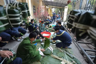 Bánh chưng của người lính cứu hỏa đón Tết xa nhà