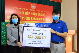 Tập đoàn TH trao tặng những ly sữa, nước trái cây đến tuyến đầu chống dịch và người dân đang cách ly tỉnh Hải Dương.