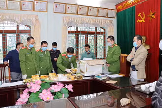 Cơ quan điều tra kiểm tra tang vật vụ án.