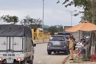 Chốt kiểm dịch tại đường Hoàng Văn Thái chiều nay, 6-2.