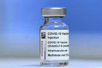 Một lọ vaccine ngừa Covid-19 của AstraZeneca được chụp tại Dublin, Ireland, ngày 14-2. Ảnh: Reuters.