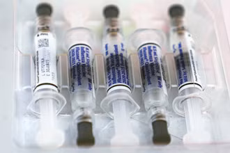Ống vaccine phòng dịch cúm. Ảnh: AP.