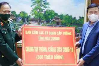 Bí thư Tỉnh ủy Hải Dương tiếp nhận quà tặng từ Ban liên lạc sĩ quan cấp tướng.