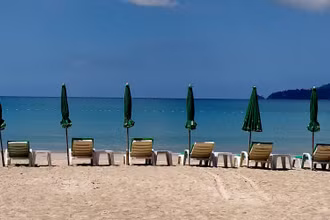 Một bãi biển vắng du khách ở Phuket, Thái Lan đầu năm 2021. (Ảnh: Bưu điện Bangkok)