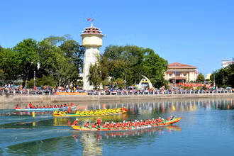 Lễ hội đua thuyền truyền thống trên sông Cà Ty (TP Phan Thiết) dịp Tết Canh Tý 2020.