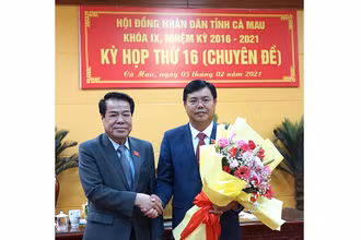 Bí thư Tỉnh ủy kiêm Chủ tịch HĐND tỉnh Cà Mau Nguyễn Tiến Hải (bìa phải) ra mắt tại kỳ họp. 