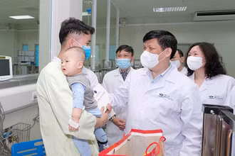 GS, TS Nguyễn Thanh Long chúc Tết các bệnh nhi đang nằm điều trị tại BV Nhi Trung wong.