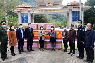 Đại biểu hai nước tham dự lễ trao tặng.