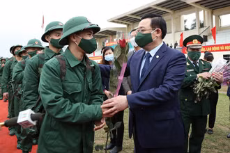 Đồng chí Vương Đình Huệ, Ủy viên Bộ Chính trị, Bí thư Thành ủy Hà Nội thăm hỏi, tặng hoa chúc mừng các tân binh. (Ảnh: DUY LINH)
