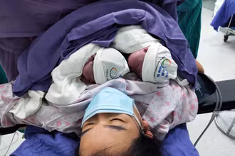 Nhiều em bé chào đời an toàn trong khu cách ly dù mẹ mắc Covid-19.
