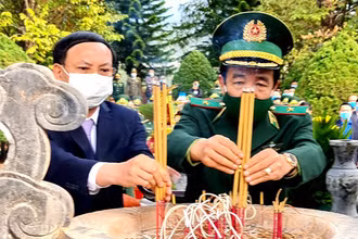 Dâng hương tưởng niệm và trồng cây tại Đài tưởng niệm Liệt sĩ Pò Hèn