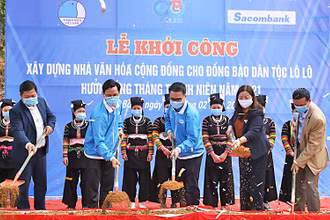 Phó Chủ tịch Thường trực T.Ư Hội LHTN Việt Nam Nguyễn Tường Lâm (ở giữa, hàng đầu trong ảnh) cùng đại diện lãnh đạo các đơn vị liên quan khởi công xây dựng Nhà văn hóa cộng đồng dân tộc Lô Lô. 