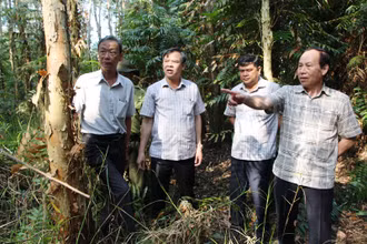 Bí thư Tỉnh ủy Hậu Giang Lê Tiến Châu (bìa phải) kiểm tra tại khu bảo tồn.