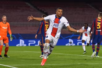 K. Mbappe ba lần làm tung lưới của Barcelona.