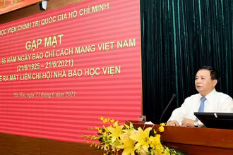 Đồng chí Nguyễn Xuân Thắng, Ủy viên Bộ Chính trị, Giám đốc Học viện Chính trị quốc gia Hồ Chí Minh, Chủ tịch Hội đồng Lý luận Trung ương phát biểu tại buổi gặp mặt. Ảnh: Cổng thông tin Học viện Chính trị quốc gia Hồ Chí Minh.