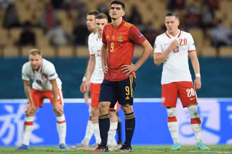 Gerard Moreno đá hỏng penlaty, thổi bay cơ hội chiến thắng của Tây Ban Nha. (Ảnh: CBS Sports)